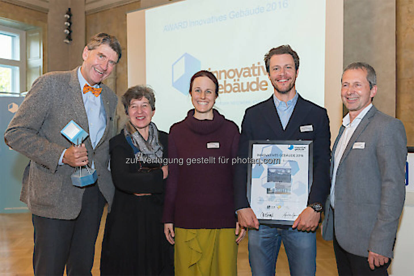 Christoph M. Achammer (CEO ATP architekten ingenieure), Ursula Schneider (pos architekten und ZT KG ), Sarah Richter (Geschäftsführung Innovative Gebäude Österreich), Paul Ohnmacht (Architekt ATP architekten ingenieure), Johannes Kislinger (AH3 Architekten und ZT GmbH, Obmann Innovative Gebäude Österreich) : ATP architekten ingenieure plante das Innovative Gebäude 2016 : Fotocredit: Alfred Arzt