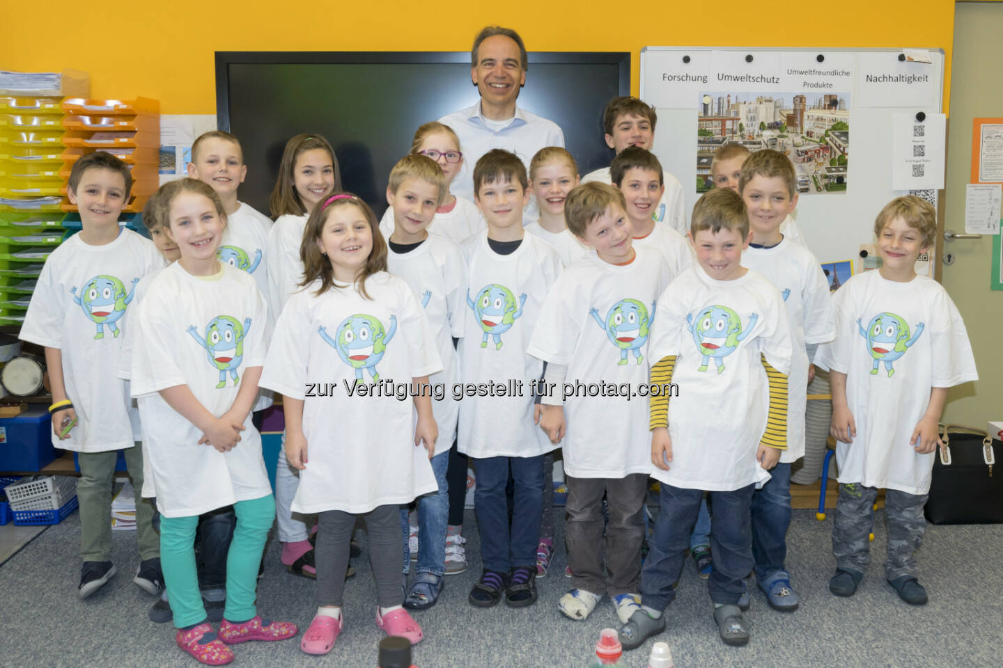 Günter Thumser (Präsident der Henkel CEE), Kinder der Volksschule Prückelmayrgasse in Wien : Auftakt „Henkel Nachhaltigkeitsbotschafter-Programm“ : 170 Mitarbeiter als Nachhaltigkeitsbotschafter : Fotocredit. Helmut Mitter