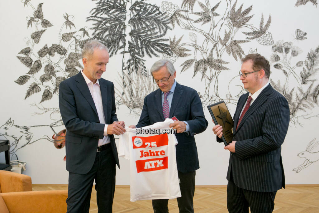 Christian Drastil (BSN), Wolfgang Schüssel, Gregor Rosinger (Rosinger Group) Wolfgang Schüssel wird in die Hall of Fame (Class of 2016) des Wiener Kapitalmarkts aufgenommen  http://boerse-social.com/hall-of-fame, © Martina Draper/photaq (02.05.2016) 