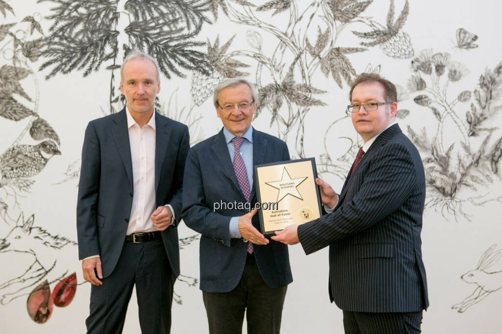 Christian Drastil (BSN), Wolfgang Schüssel, Gregor Rosinger (Rosinger Group) Wolfgang Schüssel wird in die Hall of Fame (Class of 2016) des Wiener Kapitalmarkts aufgenommen  http://boerse-social.com/hall-of-fame, © Martina Draper/photaq (02.05.2016) 