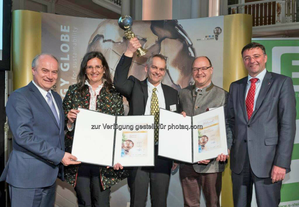 Johann Seitinger (Landesrat), Gabriela Maria Straka (Leitung Kommunikation / PR und CSR bei der Brau Union Österreich), Hans-Jörg Paier (2. Braumeister Göss), Edgar Ahn (CEO der BDI - BioEnergy International), Jörg Leichtfried (Landesrat) : Energy Globe 2016: Brau Union Österreich holt weltweit bedeutendsten Umweltpreis in der Steiermark : Fotocredit: Werner Krug, © Aussendung (03.05.2016)