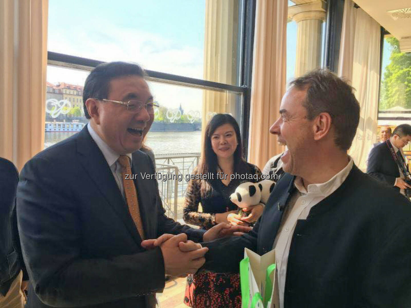 Xu Jin (Gouverneur und Staatssekretät der Provinz Sichuan), Siegmund Kahlbacher (CEO der K.Y.A.T.T. Gruppe) : Sichuan Tourism Group unterzeichnet in Prag Vertrag mit der K.Y.A.T.T. Gruppe : Fotocredit: K.Y.A.T.T.