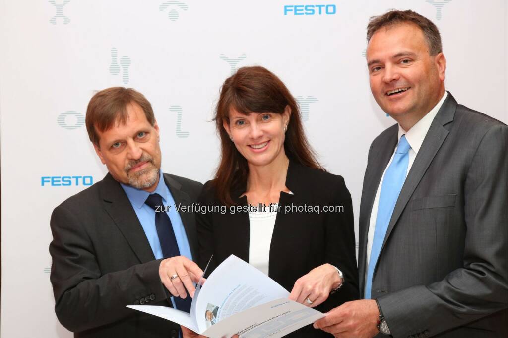 Günter Haunlieb (Gallup-Institut – Studienleiter Trendbarometer Industriemitarbeiter 2016), Katharina Sigl (Leitung Marketing und Didactic Festo Österreich), Rainer Ostermann (Country Manager Festo Österreich) : Festo Trendbarometer: Industrie 4.0 vorrangig Thema der Bildungselite : Fotocredit: Festo Gesellschaft m.b.H./APA-Fotoservice/Schedl, © Aussender (04.05.2016)