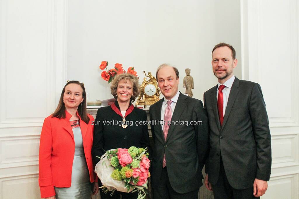 Baronin Willem Van der Voord, Sabine Haag (KHM-Generaldirektorin), Willem Van der Voorde (Botschafter), David Maenaut (Repräsentant der Flämischen Regierung) : KHM-Generaldirektorin erhielt den Kronenorden des Belgischen Königreichs : Fotocredit: KHM-Museumsverband/Belgische Botschaft, © Aussendung (04.05.2016)