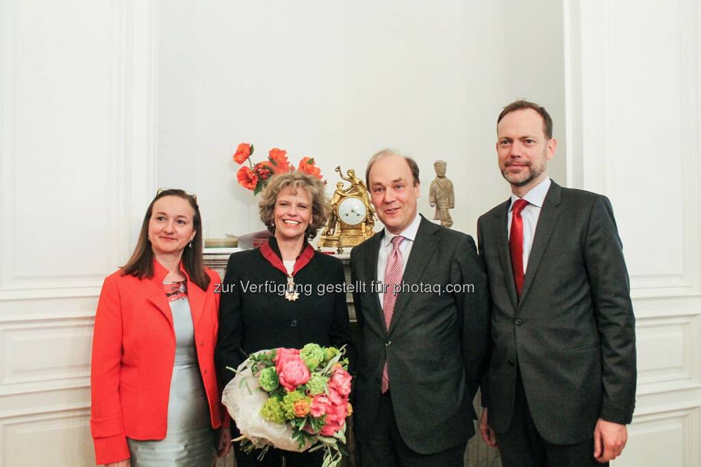 Baronin Willem Van der Voord, Sabine Haag (KHM-Generaldirektorin), Willem Van der Voorde (Botschafter), David Maenaut (Repräsentant der Flämischen Regierung) : KHM-Generaldirektorin erhielt den Kronenorden des Belgischen Königreichs : Fotocredit: KHM-Museumsverband/Belgische Botschaft, © Aussendung (04.05.2016) 