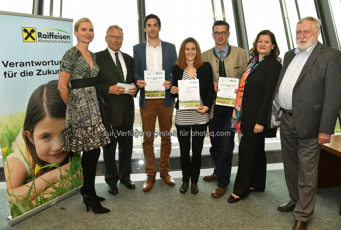 Sylvia Sedlnitzky (Vorstand Kulinarisches Erbe Österreich), Ferdinand Maier (Präsident des Kulinarischen Erbe Österreich), Markus Christöphl (GF Meislmichl), Gudrun Zoubek (Adamah BioHof), Johannes Wiesmayer (Wiesmayer Wild), Andrea Sihn-Weber (GF Raiffeisen Klimaschutz-Initiative), Franz Fischler (Vorsitzender Raiffeisen Klimaschutz-Initiative) : Raiffeisen Klimaschutz-Initiative zeichnet nachhaltige Genussproduzenten in Österreich mit RKI-Kulinarik-Preis 2016 aus : Fotocredit: RKI, C. Jobst