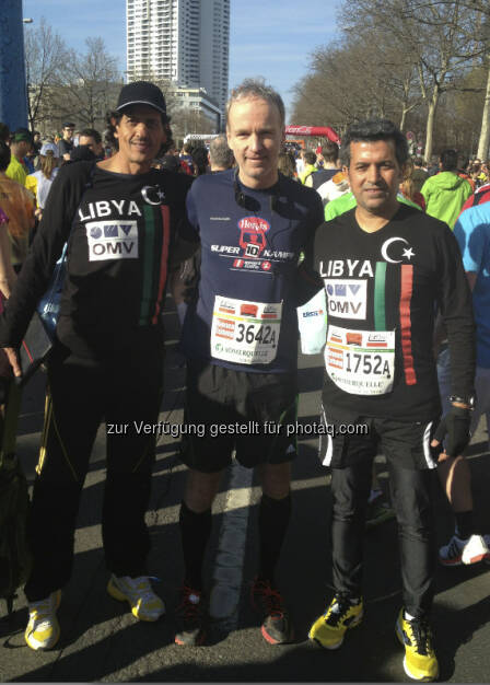 Zwei lässige Läufer von OMV Libya mit Christian Drastil am Start, je knapp unter 1:20 wurden es für die beiden Herren rechts, die als Startläufer jeweils 16,6 km zu absolvieren hatten (14.04.2013) 