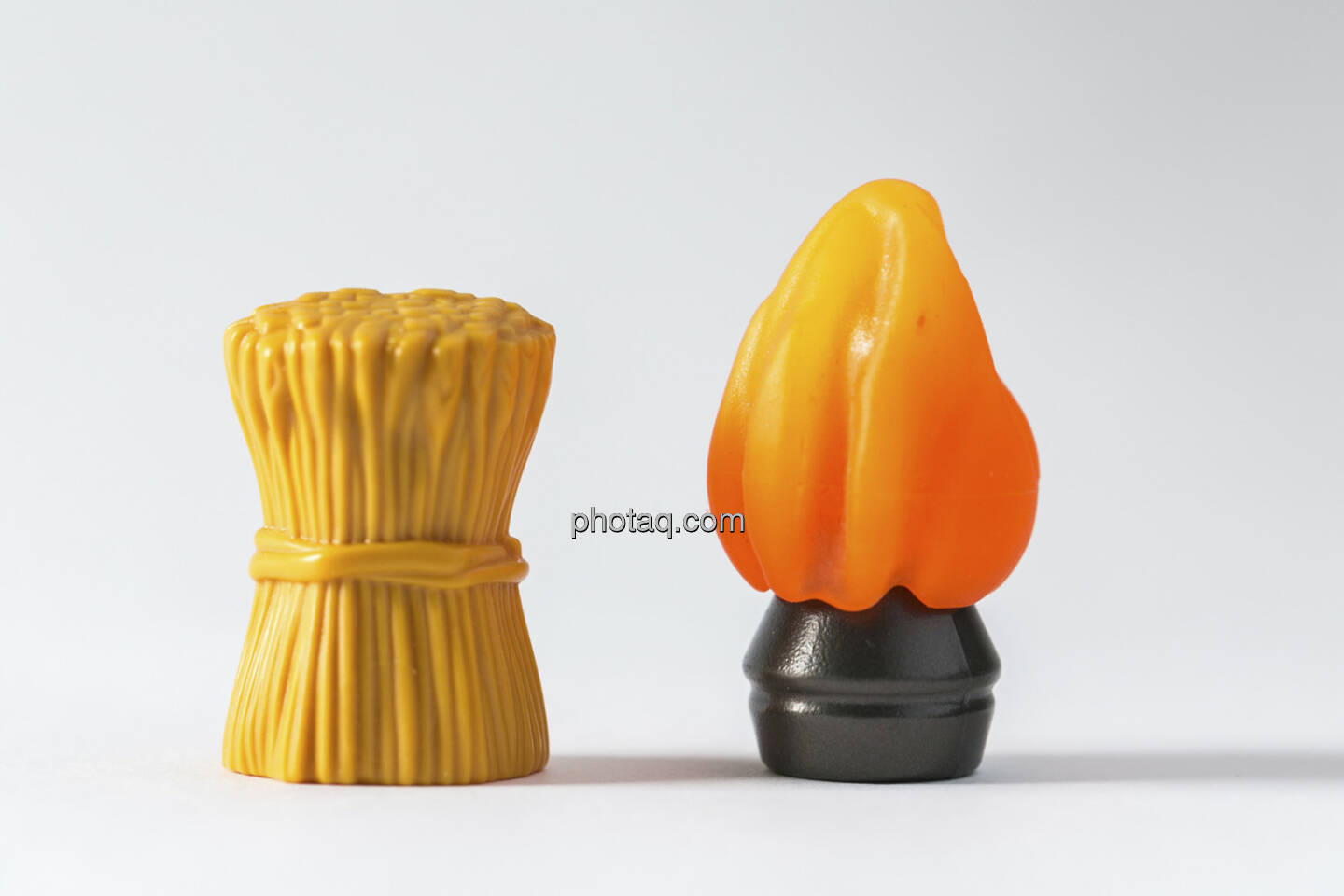 Strohfeuer, Strohballen, Feuerschale, Spielzeug
