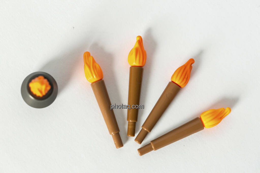 Wie ein Lauffeuer verbreiten, Feuerschale, 4 Fackeln, Spielzeug, © Martina Draper (14.04.2013) 