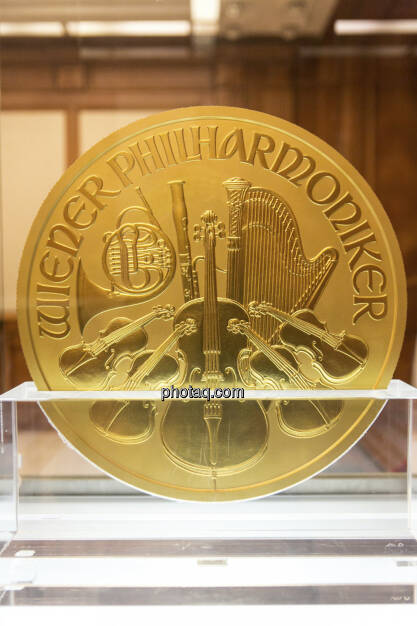 1000-Unzen-Münze Wiener Philharmoniker mit einem Nennwert von € 100.000,-- und einem Gewicht von 31,103 kg, Auflage: 15 Stück weltweit, © finanzmarktfoto.at/Martina Draper (15.04.2013) 