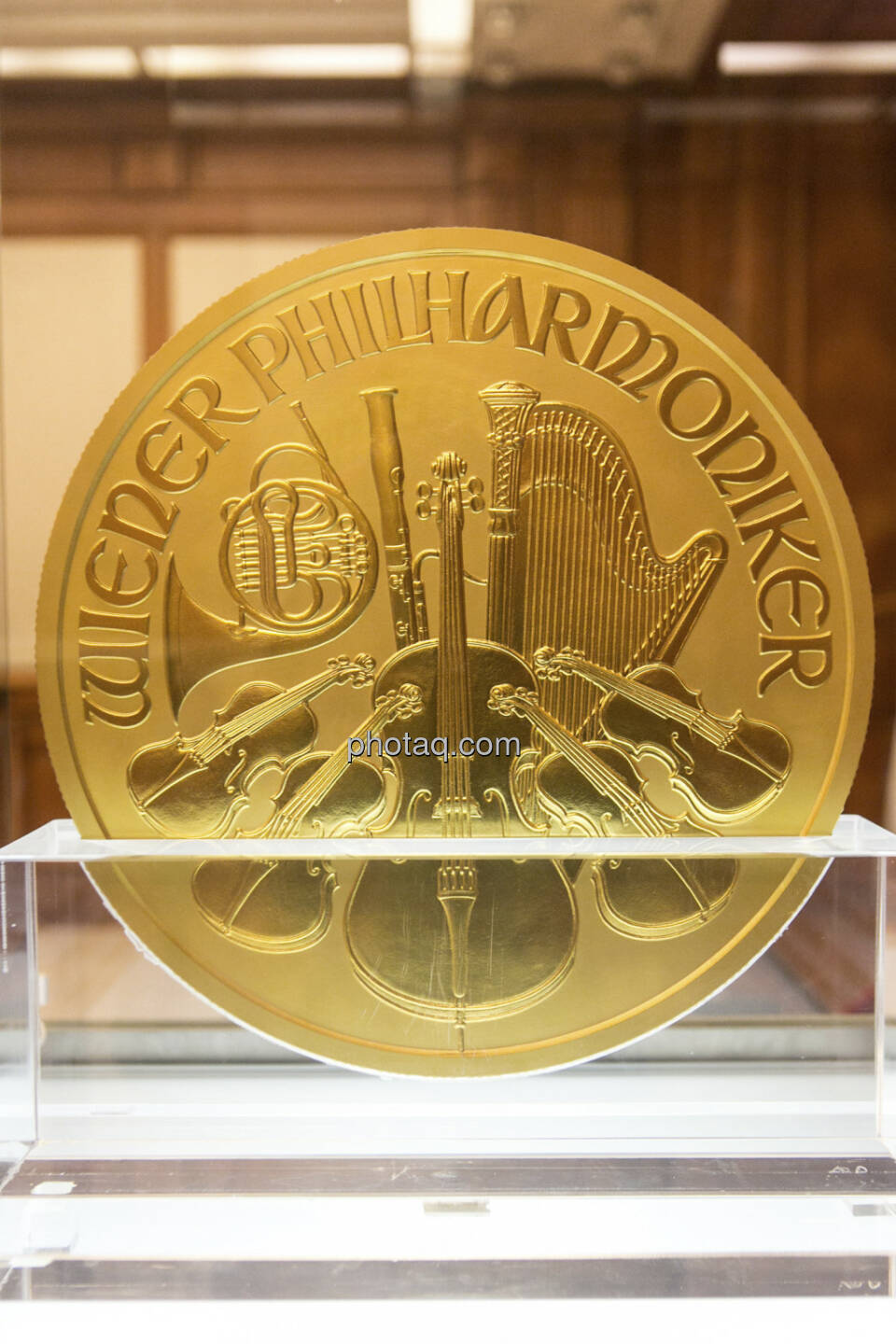1000-Unzen-Münze Wiener Philharmoniker mit einem Nennwert von € 100.000,-- und einem Gewicht von 31,103 kg, Auflage: 15 Stück weltweit