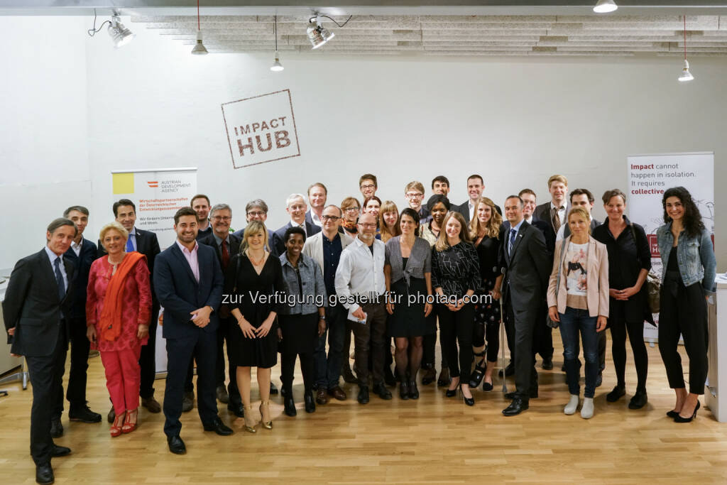 Gruppenbild mit Siegern Social Entrepreneurship Challenge der Austrian Development Agency/ADA : 15 Siegerprojekte in 20 Ländern und viel Innovation : Fotocredit: Impact Hub Vienna/Kai Wichmann, © Aussendung (11.05.2016) 