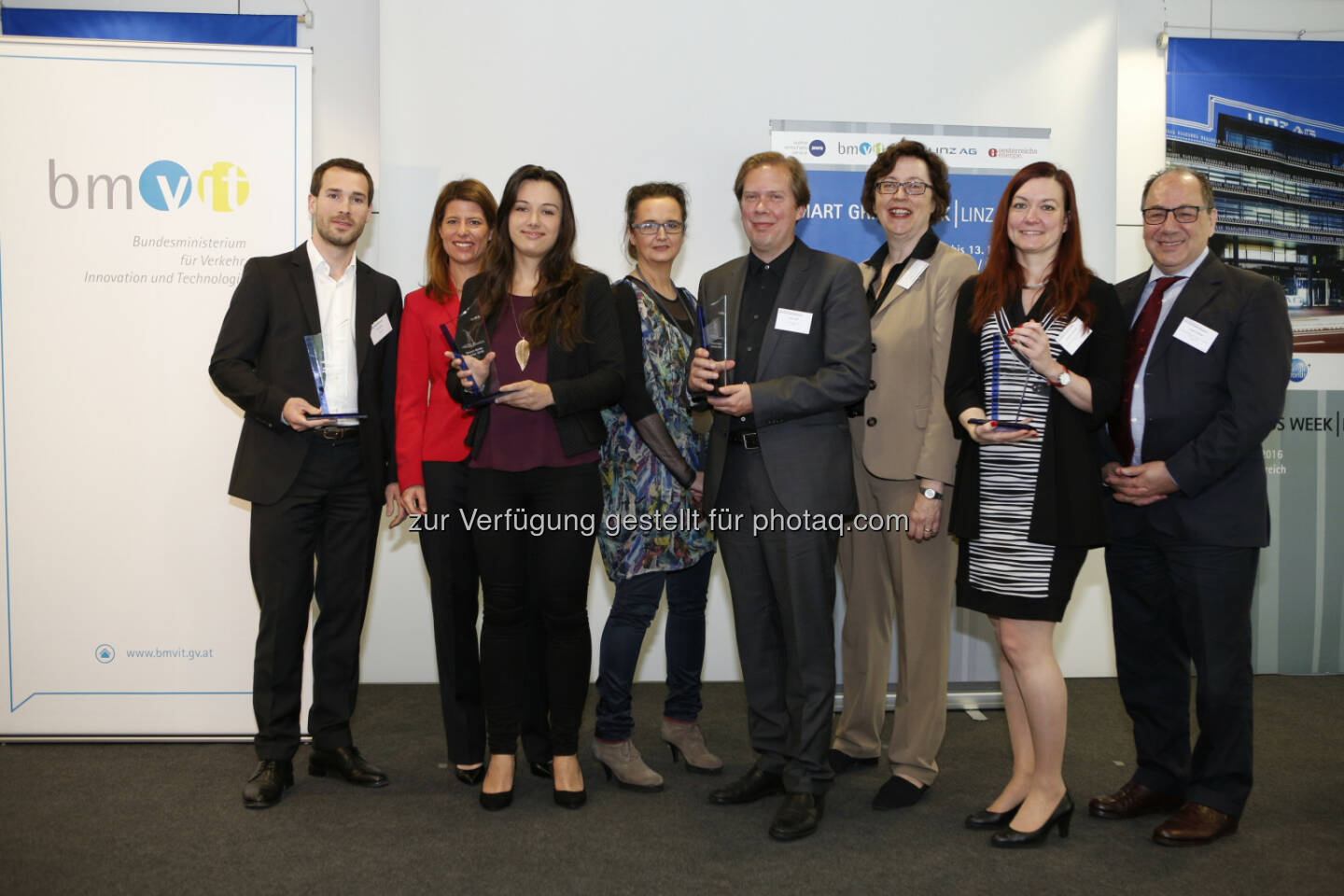 Lukas Bauer (has.to.be), Barbara Schmidt (Generalsekretärin Oesterreichs Energie), Petra Ledermüller (Fronius International GmbH), Edeltraud Stiftinger (GF Austria Wirtschaftsservice Gesellschaft mbH), Peter Käfer (meo-energy.com), Theresia Vogel (GF Klima- und Energiefonds), Urska Starc-Peceny (Seensy), Ingolf Schädler (BM für Verkehr, Innovation und Technologie) : Smart Grids Week 2016: Dezentrale digitale Energiewelten für nachhaltige Energiezukunft : Fotocredit: Günther Gröger, Linz Strom Netz GmbH