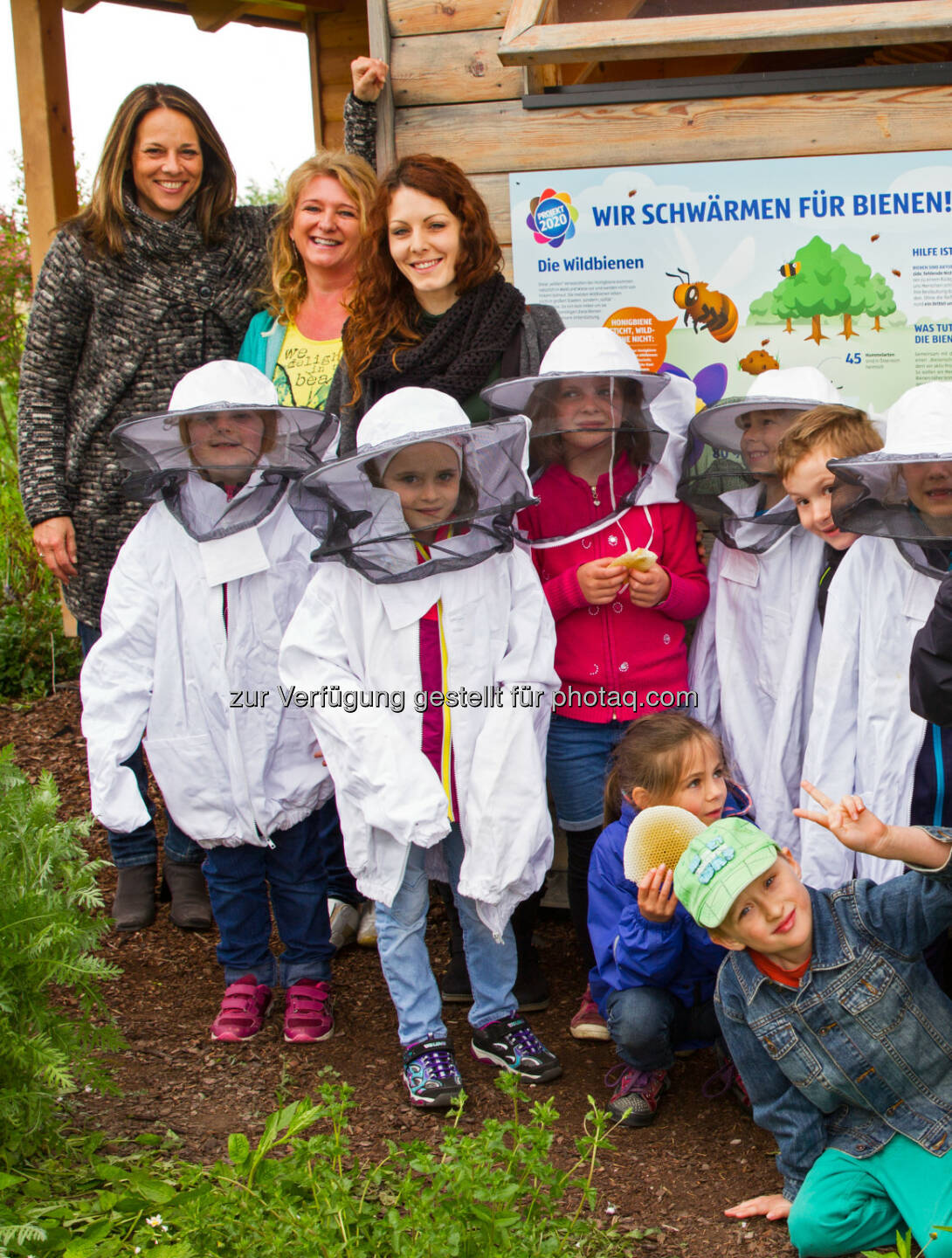 Vera Russwurm und die Volksschule Sattledt zu Gast im Hofer-Bienenhotel : „Mit dem Bienenschutz kann man nicht früh genug beginnen“ : Fotocredit: Hofer