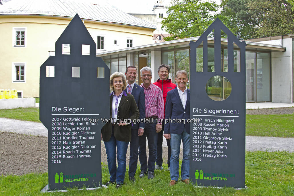 Eva Maria Posch (Bürgermeisterin), Erich Plank (Raiffeisen Regionalbank Hall in Tirol), Werner Nuding (Obmann Tourismusverband Region Hall-Wattens), Michael Gsaller (Stadtmarketing Hall in Tirol), Heinz Lutz (Rennleiter und Obmann Verein Lauftreff Hall in Tirol) : Halbmarathon Hall-Wattens feiert Jubiläum - am 21. Mai findet die zehnte Auflage der Laufveranstaltung statt : Fotocredit: Stadtmarketing Hall in Tirol/Flatscher, © Aussendung (12.05.2016) 