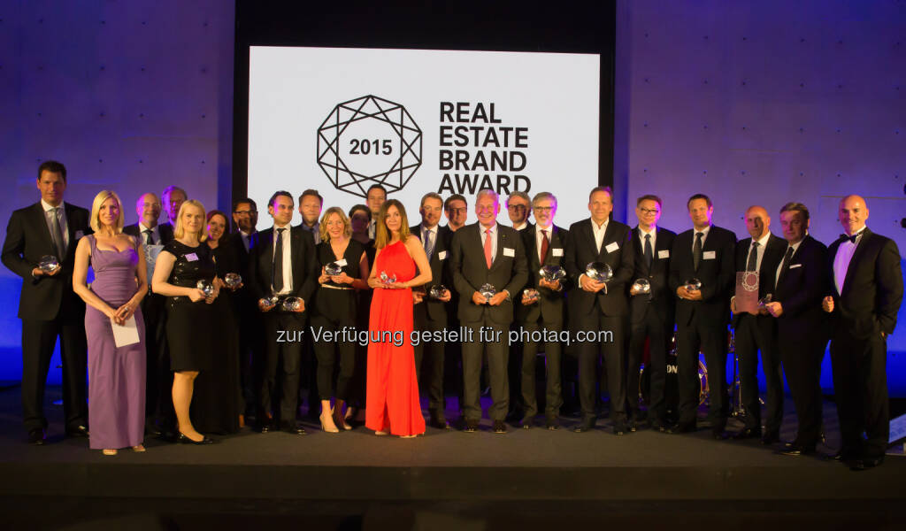 Gruppenfoto EUREB Gewinner : Barbara Lipka (Marketing Berlin) nahm für die Buwog Group den Real Estate Brand Award entgegen : Fotocredit: © EUREB Institute, © Aussendung (12.05.2016) 