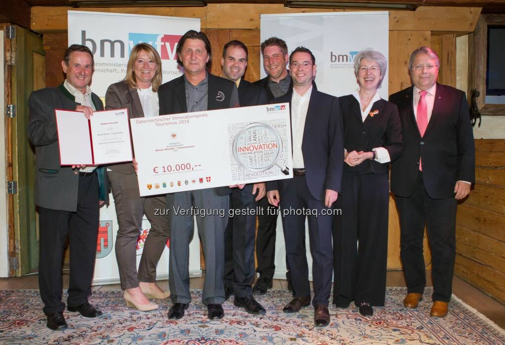Walter Eisenmann, Angelika Pastler, Thomas Lerchner, Benjamin Kaufmann, Mario Gruber, Herbert Eisenmann, Elisabeth Udolf-Strobl, Franz Hörl : Hexenwasser Söll erobert Österreichischen Tourismus-Innovationspreis - 1. Preis Kategorie Einzelbetriebe : Fotocredit: bmwfw, © Aussendung (12.05.2016)