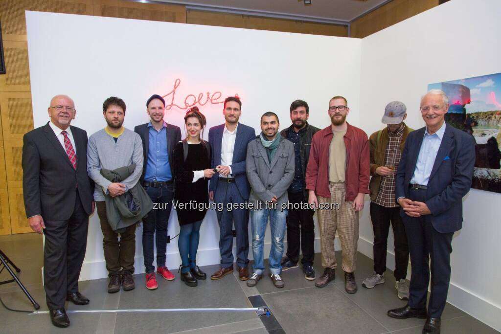 Hans Raumauf (Vorstandsdir. Wiener Städtische Versicherungsverein), Simon Hudolin/Small But Dangers (Slowenien), Petr Bařinka (Slowakei), Petra Mrša (Kroatien), Philippe Batka (Ausstellungskurator), Angel Chobanov (Bulgarien), Mehmet Öğüt (Türkei), Tomáš Kajánek (Tschechien), Bence Bálint (Ungarn), Karlheinz Essl (Sammlung Essl) : Ausstellungseröffnung im Ringturm: „VIG Special Invitation“ : Arbeiten junger Künstler aus Bulgarien, Kroatien, Rumänien, der Slowakei, Slowenien, Tschechien, der Türkei und Ungarn : Fotocredit: Wiener Städtische Versicherungsverein/APA-Fotoservice/Tanzer, © Aussendung (13.05.2016) 