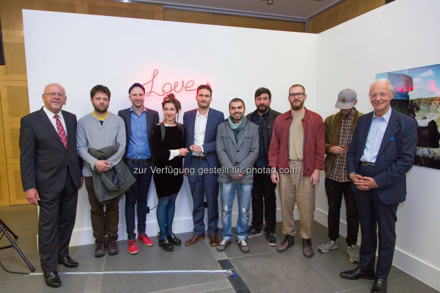 Hans Raumauf (Vorstandsdir. Wiener Städtische Versicherungsverein), Simon Hudolin/Small But Dangers (Slowenien), Petr Bařinka (Slowakei), Petra Mrša (Kroatien), Philippe Batka (Ausstellungskurator), Angel Chobanov (Bulgarien), Mehmet Öğüt (Türkei), Tomáš Kajánek (Tschechien), Bence Bálint (Ungarn), Karlheinz Essl (Sammlung Essl) : Ausstellungseröffnung im Ringturm: „VIG Special Invitation“ : Arbeiten junger Künstler aus Bulgarien, Kroatien, Rumänien, der Slowakei, Slowenien, Tschechien, der Türkei und Ungarn : Fotocredit: Wiener Städtische Versicherungsverein/APA-Fotoservice/Tanzer