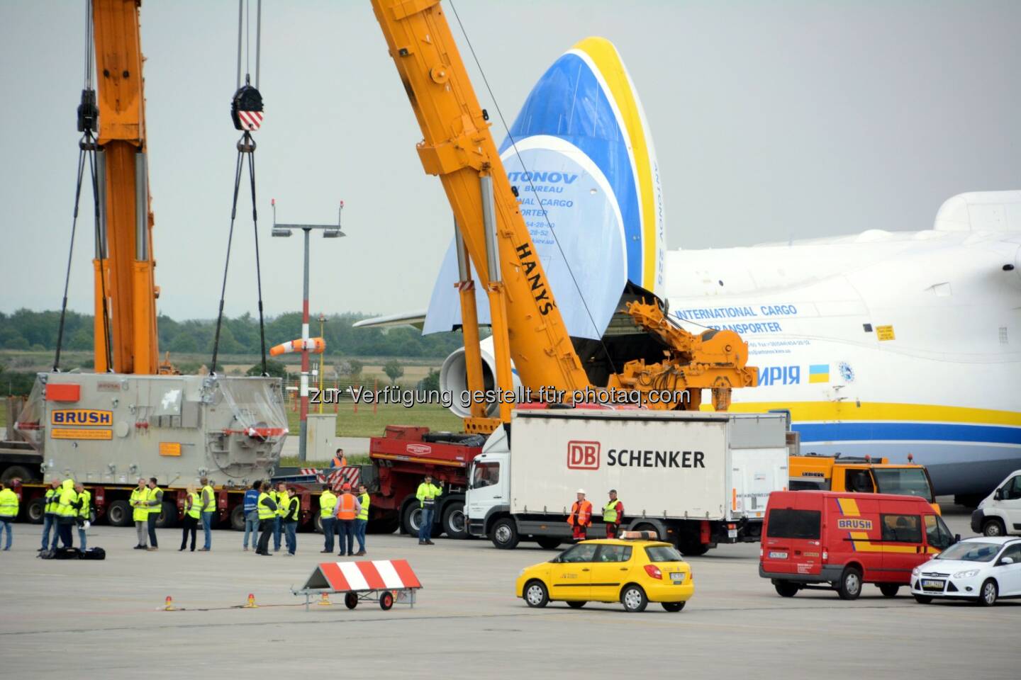 Antonow-225 Mryia, Verladung in Prag : Größtes Flugzeug der Welt mit 117 Tonnen-Generator erstmals in Australien - DB Schenker bringt XXL-Ladung von Prag nach Perth : Fotocredit: DB Schenker