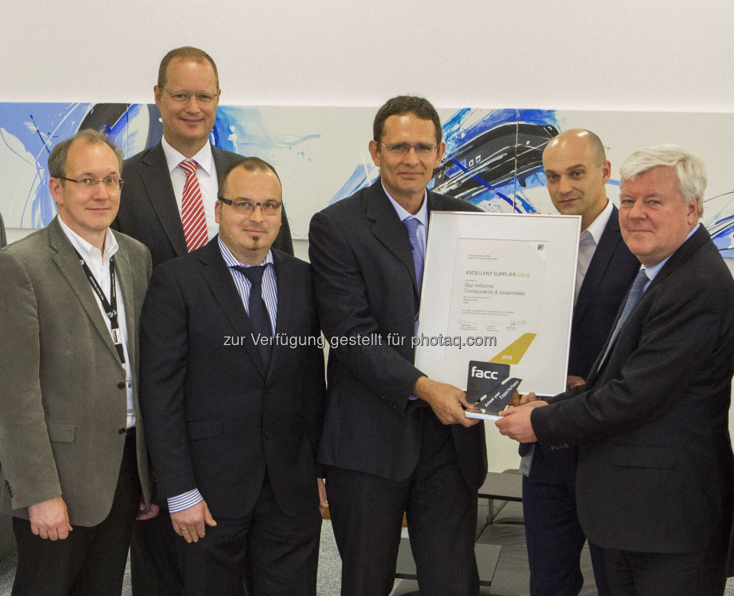 Rudolf Leitner (EVP Procurement, FACC), Rolf Philipp (CEO und Eigentümer Aircraft Philipp Group), Stefan Horn (Sales & Marketing Aircraft Philipp Group und Baz Airborne Components & Assemblies), Eytan Cohen-Munwes (CEO, BAZ Airborne Components & Assemblies), Stefan Schweighofer (Director Procurement Aerostructures, FACC), Walter Stephan (CEO, FACC) : Baz Airborne Components & Assemblies ist der beste Lieferant von FACC im Jahr 2015 und wurde mit dem Excellent Supplier Award in Gold ausgezeichnet