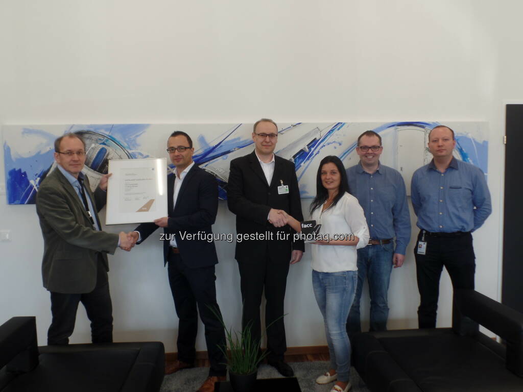 Rudolf Leitner (EVP Procurement, FACC), Sebastian Herkert (CEO, C6 Composite Tooling), Uwe Widmmann (C6 Composite Tooling, COO), Andreas Mayer (IE, FACC), Gerhard Reisecker (PQA Central, FACC) : Der Gewinner des Supplier Award in Bronze ist C6 Composite Tooling GmbH, © FACC (17.05.2016) 