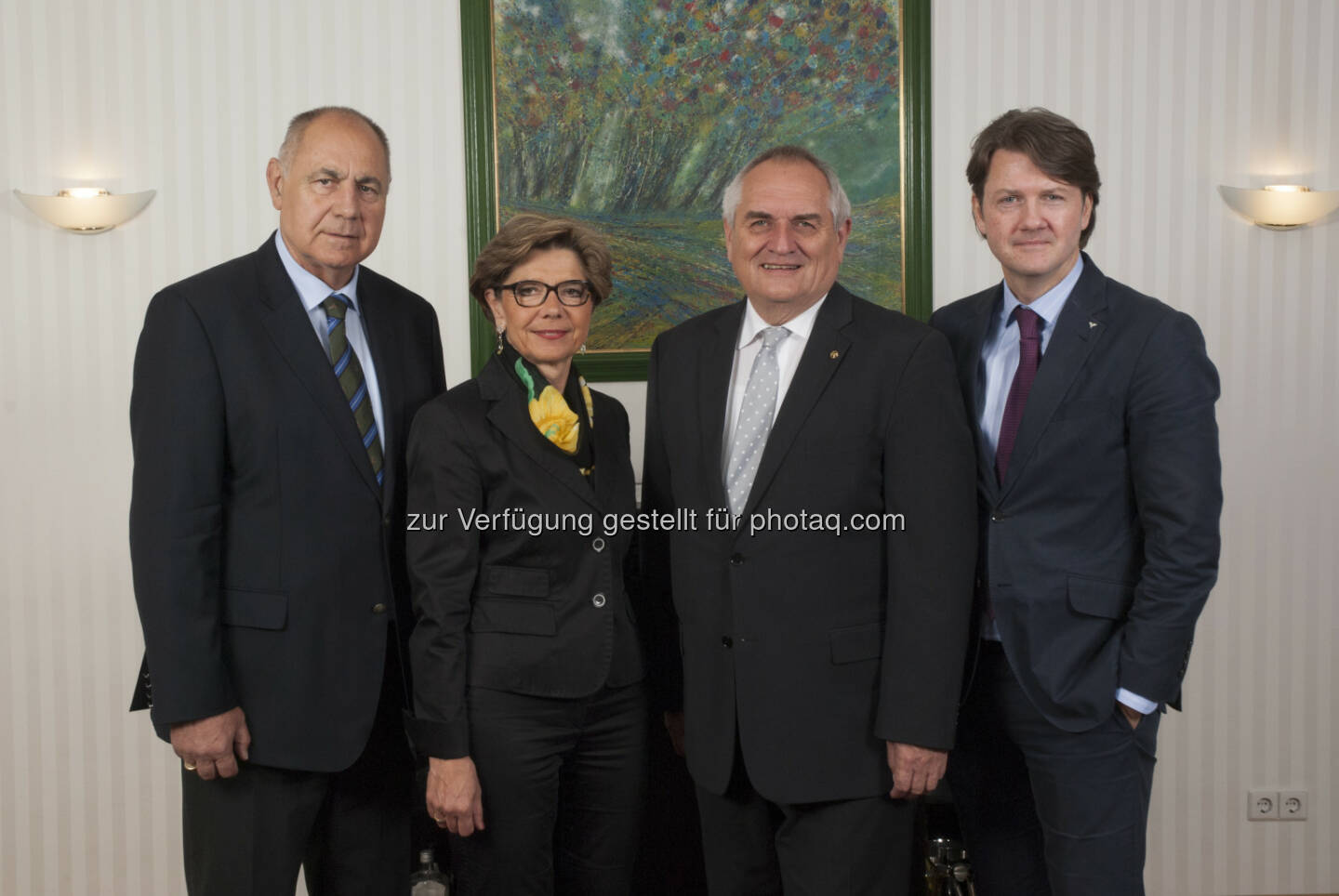 Josef Peissl (Aufsichtsrats-Vorsitzender), Regina Ovesny-Straka, Ernst Pfennich (Vorstandsvorsitzender), Gerald Fleischmann (GD, Volksbank Wien AG) : Regina Ovesny-Straka - neue Generaldirektorin in der Volksbank Steiermark Mitte AG : Fotocredit: VB Steiermark Mitte AG/Fotostudio Harb