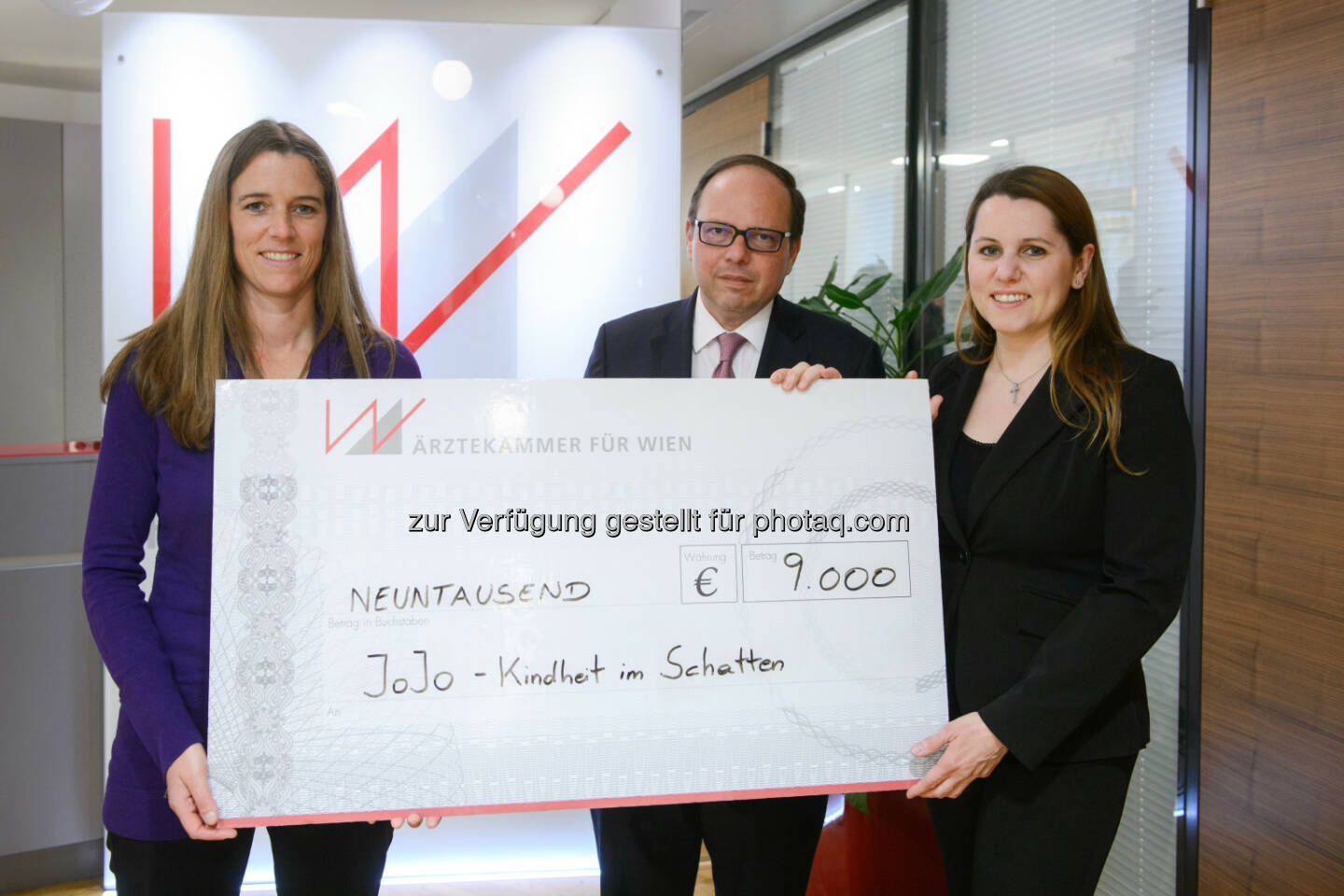 Heidemarie Eher (Vereinsmanagement JoJo), Thomas Szekeres (Präsident Ärztekammer für Wien), Isabella Clara Heissenberger (Ballleitung Ärzteball) : Ärzteball spendet 9.000 Euro für „JoJo - Kindheit im Schatten“ : Fotocredit: Wiener Ärzteball/Seelig