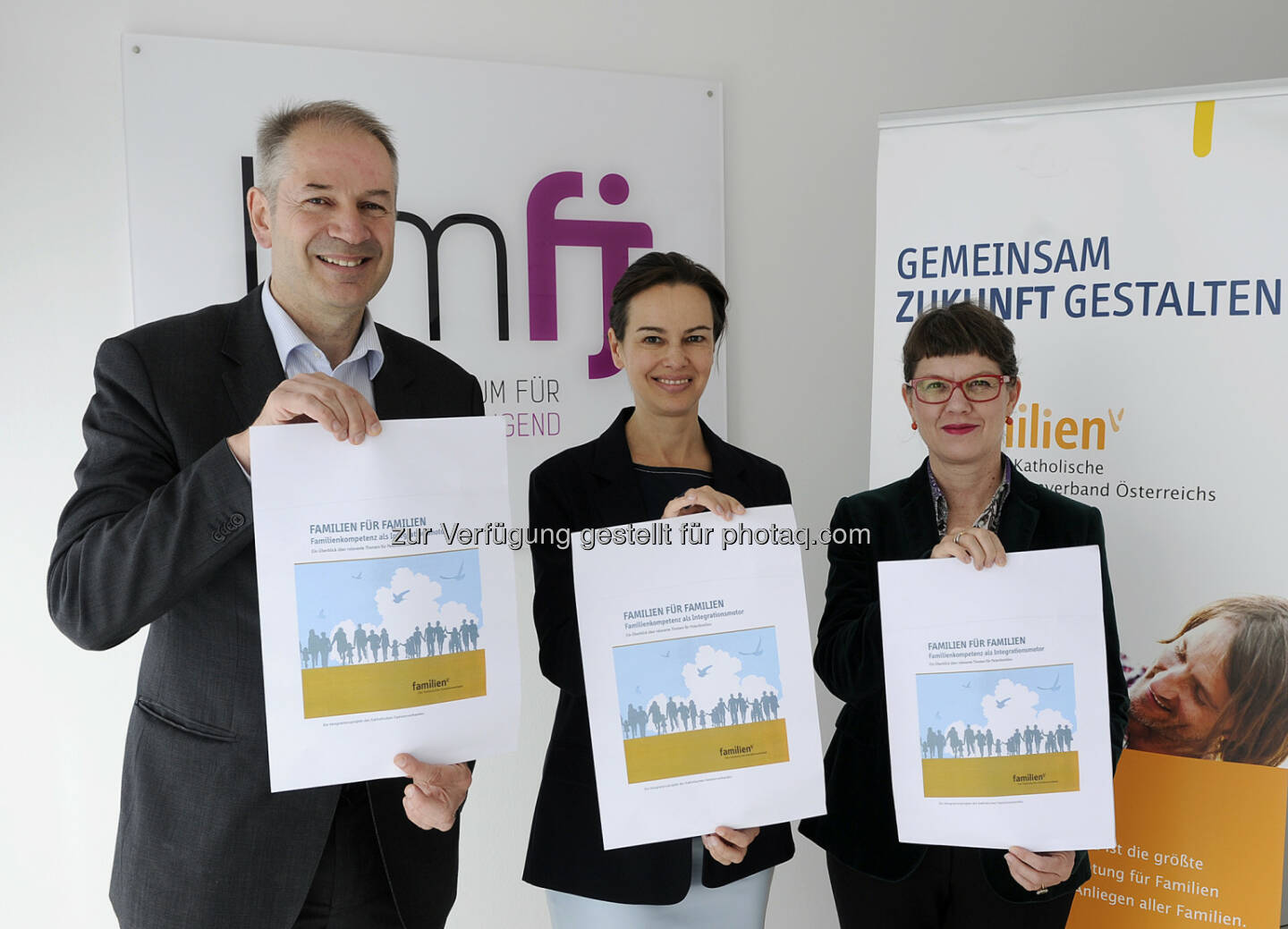 Alfred Trendl (Präsident des Katholischen Familienverbandes), Sophie Karmasin (Familienministerin), Irene Kernthaler-Moser (Vizepräsidentin des Katholischen Familienverbandes) : Familien für Familien – Patenschaftsprojekt für Flüchtlingsfamilien startet : Fotocredit: bmfj/Aigner