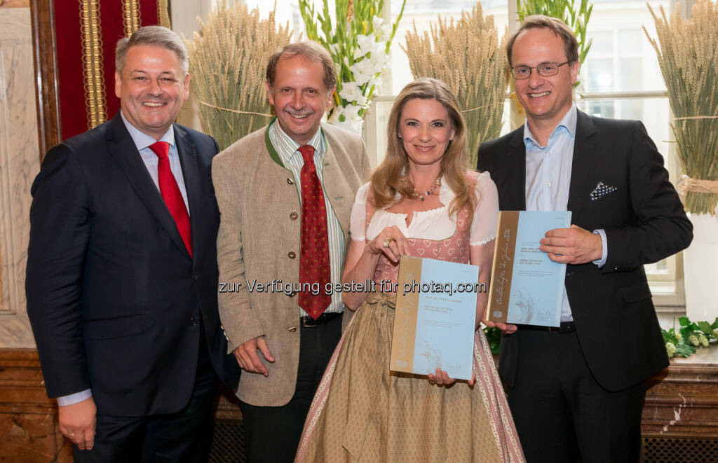 Andrä Rupprechter (Bundesminister), Markus Liebl (Generaldirektor Brau Union Österreich), Christa Kummer, Markus Hengstschläger : Gala rund ums Bier in Wien : Ernennung von Christa Kummer und Markus Hengstschläger zu Bierbotschaftern : Fotocredit: Vogus, © Aussendung (19.05.2016)