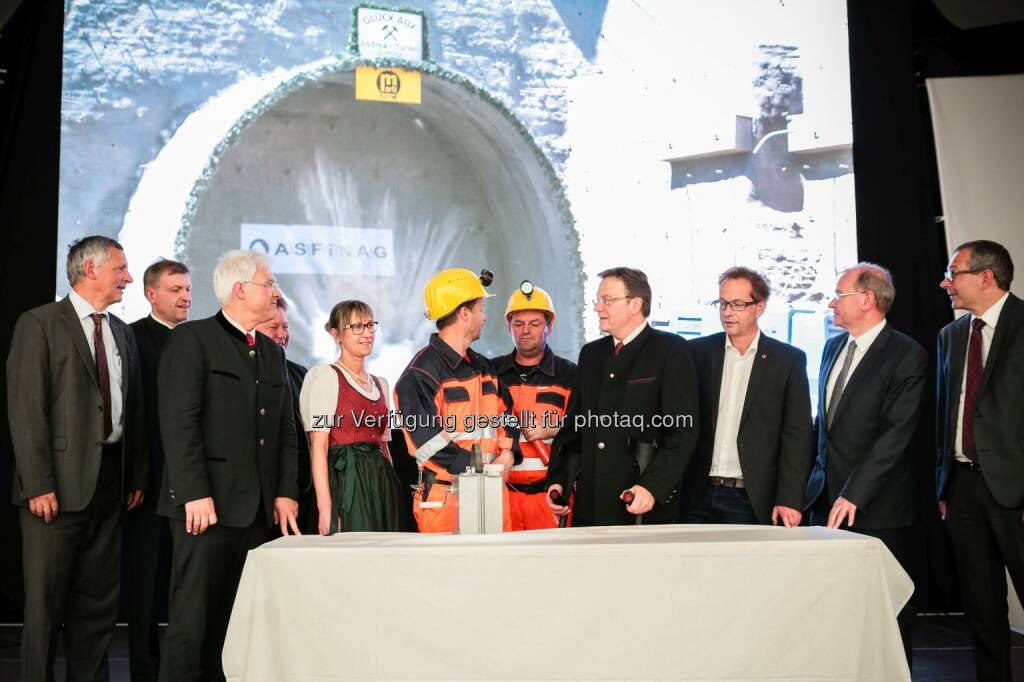 Klaus Fink (GF Asfinag), Klaus Schierhackl (Vorstand Asfinag), Siegmund Geiger (Bürgermeister Zams), Thomas Lutz (Bürgermeister Grins), Andrea Geiger (Tunnelpatin), zwei Mineure der ausführenden Firma, Günther Platter (LH Tirol), Wolfgang Jörg (Bürgermeister Landeck), Alois Schedl (Vorstand Asfinag), Alexander Walcher (GF Asfinag) : Startschuss für Neubau der zweiten Röhre des Perjentunnels : Fotocredit: Asfinag/Stelzl , © Aussendung (22.05.2016) 