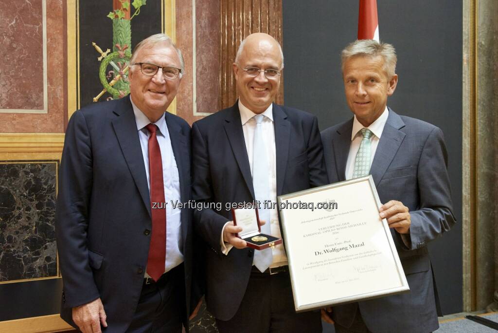 Helmut Kukacka (AKV-Präsident), Wolfgang Mazal (Sozialrechtsexperte, Preisträger), Reinhold Lopatka (ÖVP-Klubobmann) : Kardinal-Opilio-Rossi-Medaille 2016 für Wolfgang Mazal : Fotocredit: ÖVP-PK/Klimpt, © Aussendung (24.05.2016) 