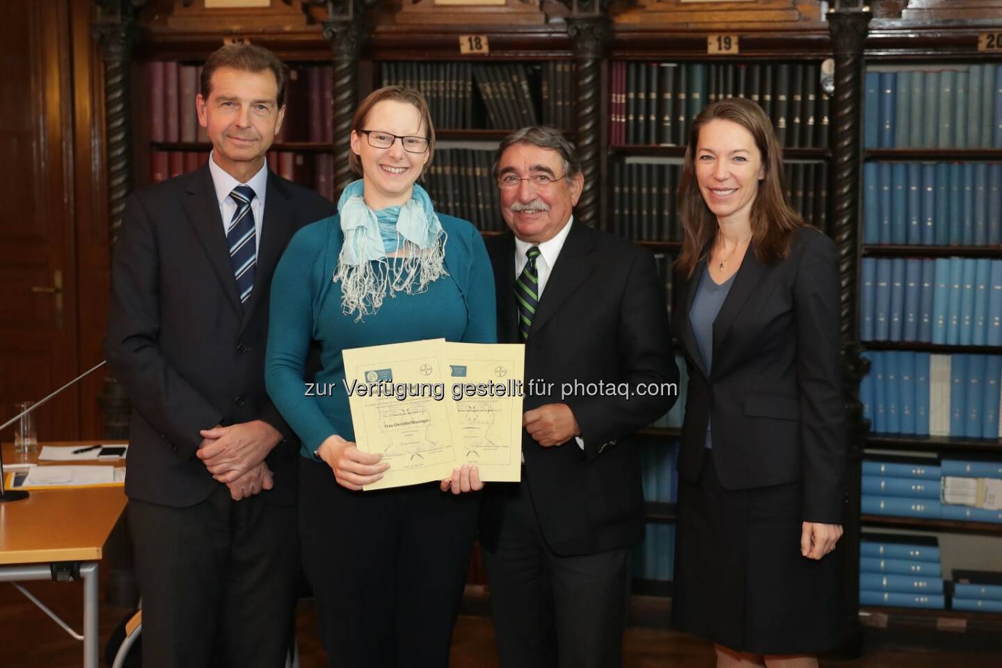 Reinhard Windhager (Univ.-Klinik für Orthopädie, MedUni Wien), Christine Wasinger (Preisträgerin), Walter Hruby (Präsident der Gesellschaft der Ärzte in Wien), Katharina Rauchensteiner-Stehlik (Leiterin der Business Unit Specialty Medicine, Bayer Austria GmbH) : Bayer Austria stiftet Wilhelm-Auerswald-Preis der Gesellschaft der Ärzte in Wien – Verleihung an Christine Wasinger von der Medizinischen Universität Wien : Fotocredit: Bayer Austria/APA-Fotoservice/Hinterramskogler