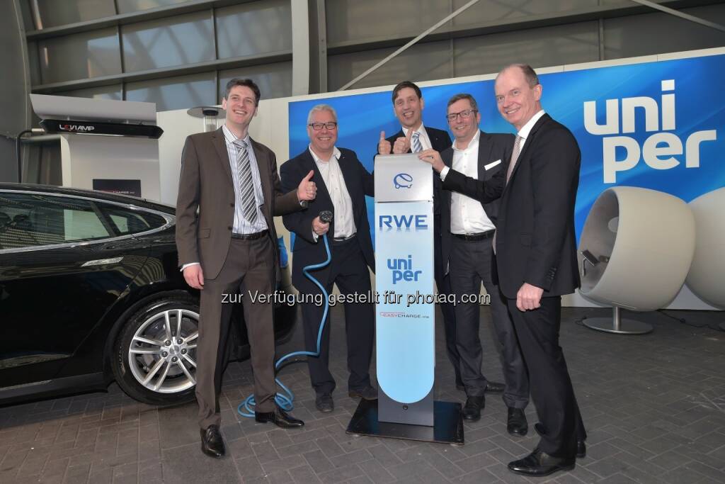 Artur Sychov (CEO von Easycharge.me), Dirk Sasson (Stadtwerke Neumünster), Norbert Verweyen (GF RWE Effizienz), Ulrich Danco (Leiter Großkundenvertrieb Uniper), Dietrich Gemmel (GF RWE Effizienz) : Elektroautos fördern – Ladepunkte schaffen : Fotocredit: RWE Effizienz, © Aussendung (24.05.2016) 