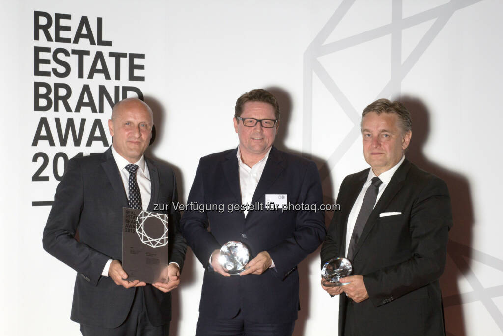 Horst Reiner (ATP-Partner und GF ATP Wien), Claus Stadler (GF Strauss & Partner Development), Dario Travas (ATP-Partner, GF ATP Zagreb und Head of Design ATP Wien) : Das Eureb Institute zeichnete ATP architekten ingenieure mit dem Real Estate Brand Award erneut zur stärksten Architekturmarke Österreichs aus : Fotocredit: Eureb-Institute/Miram, © Aussendung (24.05.2016)