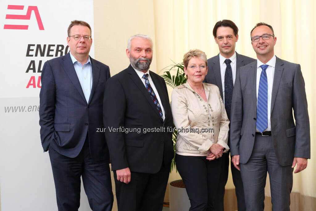 Felix Christian Matthes (Energieexperte am Ökoinstitut Berlin), Andreas Eigenbauer (Vorstand Energie-Control Austria), Gisela Hopfmüller (Moderatorin), Dieter Drexel (Stv. Bereichsleiter Ressourcen & Infrastruktur bei der Industriellenvereinigung), Johann Pluy (Geschäftsbereichsleiter Bahnsysteme, ÖBB-Infrastruktur AG) : Energie Allianz Austria - Energie Talk: Industriestandort Europa unter CO2-Nöten? : Fotocredit: EAA/Ludwig Schedl, © Aussendung (25.05.2016) 