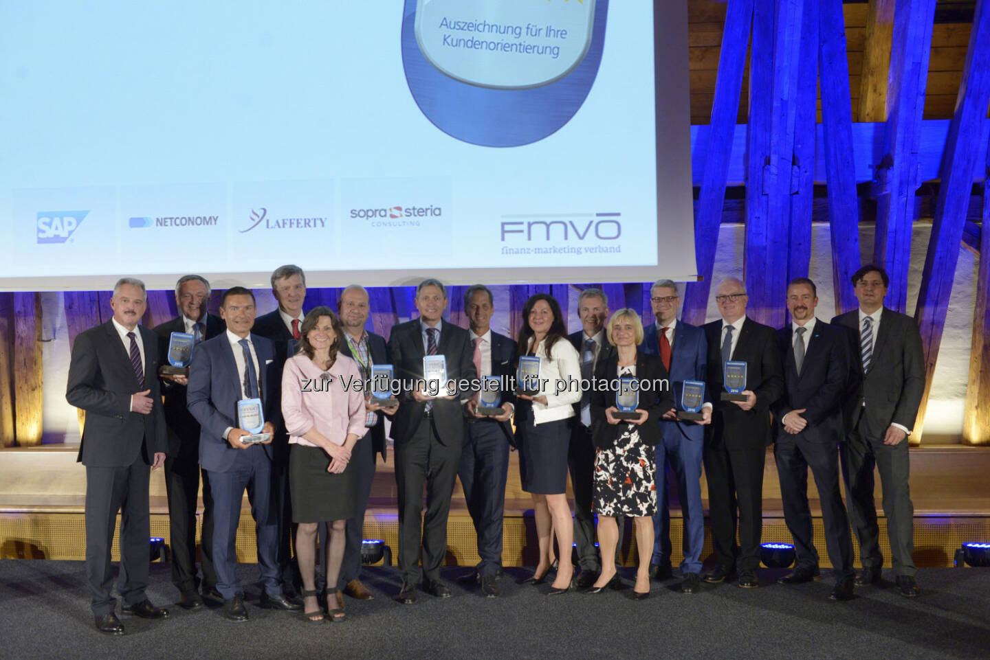 Erich Mayer (Präsident FMVÖ), Heinz Schuster (S Versicherung), Rupert Rieder (Österr. Sparkassengruppe), Wilhelm Kraetschmer (Österr. Sparkassenverband), Cornelia Edinger (Sopra Steria), Michael Zeman (easybank AG), Hermann Böckmann (S Bausparkasse), Gerhard Schöffmann (Kärntner Landesversicherung), Silvia Emrich (Zürich Versicherungs AG), Robert Sturn (Vorarlberger Landesversicherung), Brigitte Haider (Oberbank AG), Josef Trawöger (ÖBV), Erik Venningdorf (GRAWE), Thomas Friedlmayer (SAP), Arnold Schiechl (Netconomy) : 10 Jahre Finanz-Marketing Verband Österreich-Recommender - Awards an 11 Finanzinstitute verliehen : Fotocredit: FMVÖ/Bargad