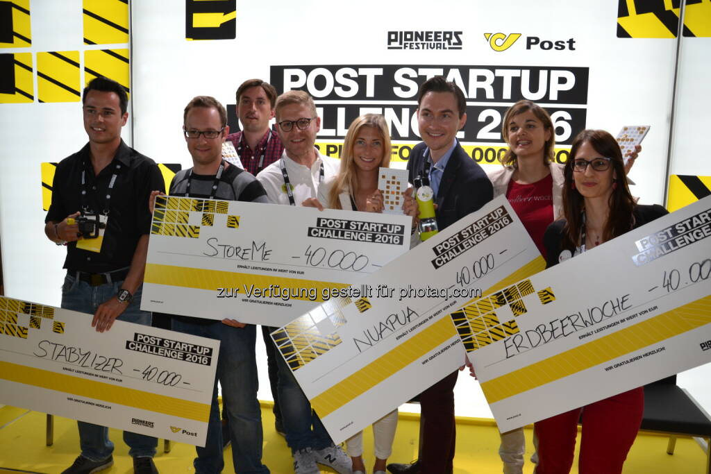 Wolfgang Fallmann (Camfex mit Stabilyzer), Ferdinand Dietrich, Christoph Sandraschitz und Johnannes Braith (StoreMe), Isabella Magometschnigg und Michael Schmied (Nuapua), Bettina Steinbrugger und Annemarie Harant (Erdbeerwoche) : Sieger der Post Start-up Challenge : Fotocredit: Österreichische Post, © Aussendung (27.05.2016) 