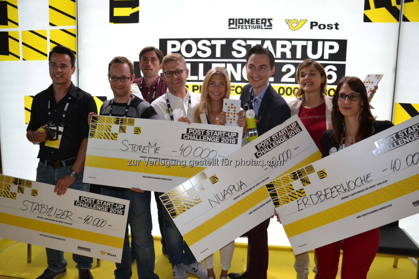 Wolfgang Fallmann (Camfex mit Stabilyzer), Ferdinand Dietrich, Christoph Sandraschitz und Johnannes Braith (StoreMe), Isabella Magometschnigg und Michael Schmied (Nuapua), Bettina Steinbrugger und Annemarie Harant (Erdbeerwoche) : Sieger der Post Start-up Challenge : Fotocredit: Österreichische Post