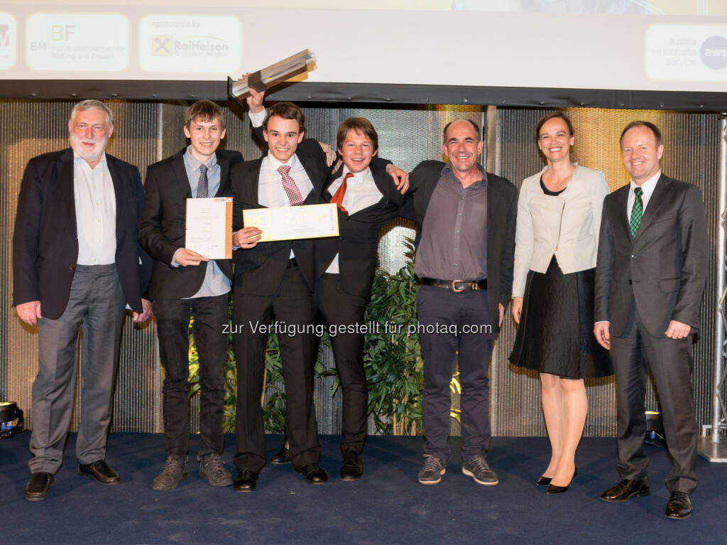 Franz Fischler (RKI), Simon Hofer, Simon Marxgut, Elias Vigl, Rudolf Sams (Team „RElectronics“, HTL Dornbirn), Sonja Hammerschmid (Bildungsministerin), Michael Losch (bmwfw) : Raiffeisen Klimaschutz-Initiative zeichnet nachhaltige Projekte von Jugendlichen aus : Fotocredit: aws, Wolfgang Voglhuber - vogus, © Aussendung (31.05.2016)