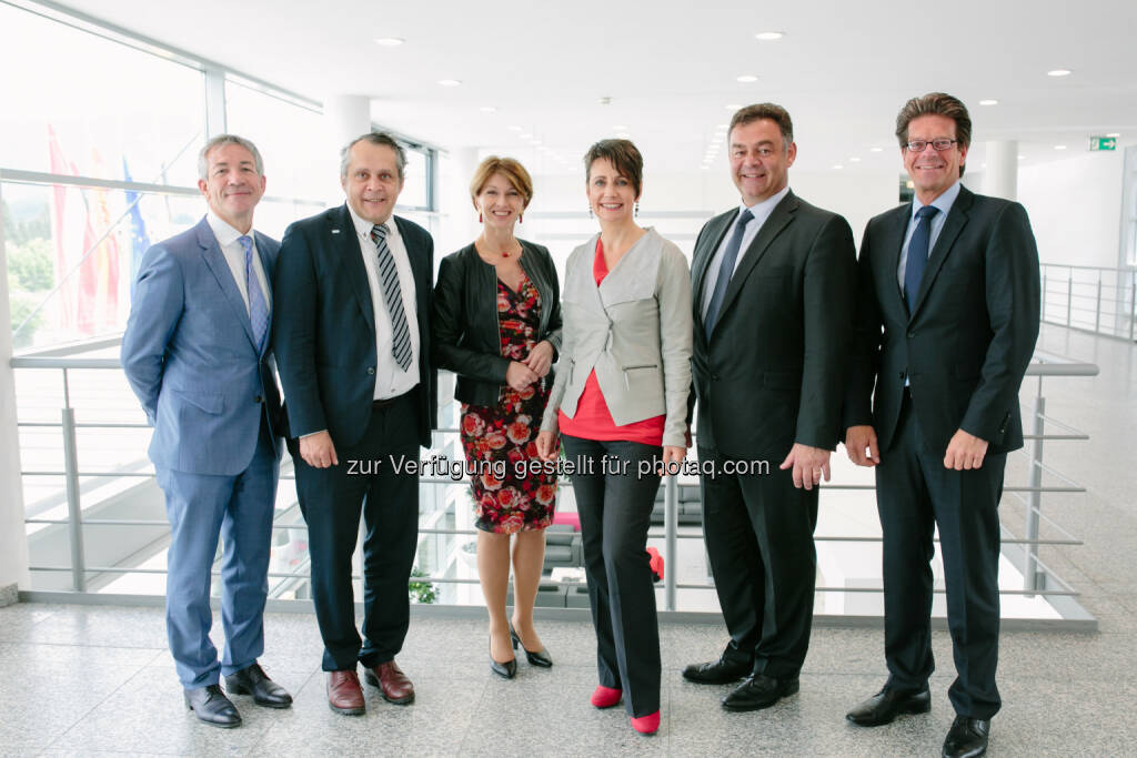 Willy Van Puymbroeck (zust. Bereichsleiter der Europäischen Kommission, Generaldirektion „Connect“), Michael Wiesmüller (Abteilungsleiter Informations-, industrielle Technologien und Raumfahrt des BMVIT), Gaby Schaunig (LH-ST. Kärnten), Sabine Herlitschka (Vorstandsvors. Infineon Technologies Austria AG), Bert De Colvenaer (Direktor Ecsel/Electronic Components and Systems for European Leadership Joint Undertaking), Peter Schiefer (President Operations Infineon Technologies AG) : Auftaktveranstaltung zum Forschungsprojekt SemI40 : „SemI40“ stärkt Europas Wirtschaft durch die „lernende Fabrik“ : Fotocredit: Infineon Technologies Austria AG/Welisch, © Aussendung (31.05.2016) 