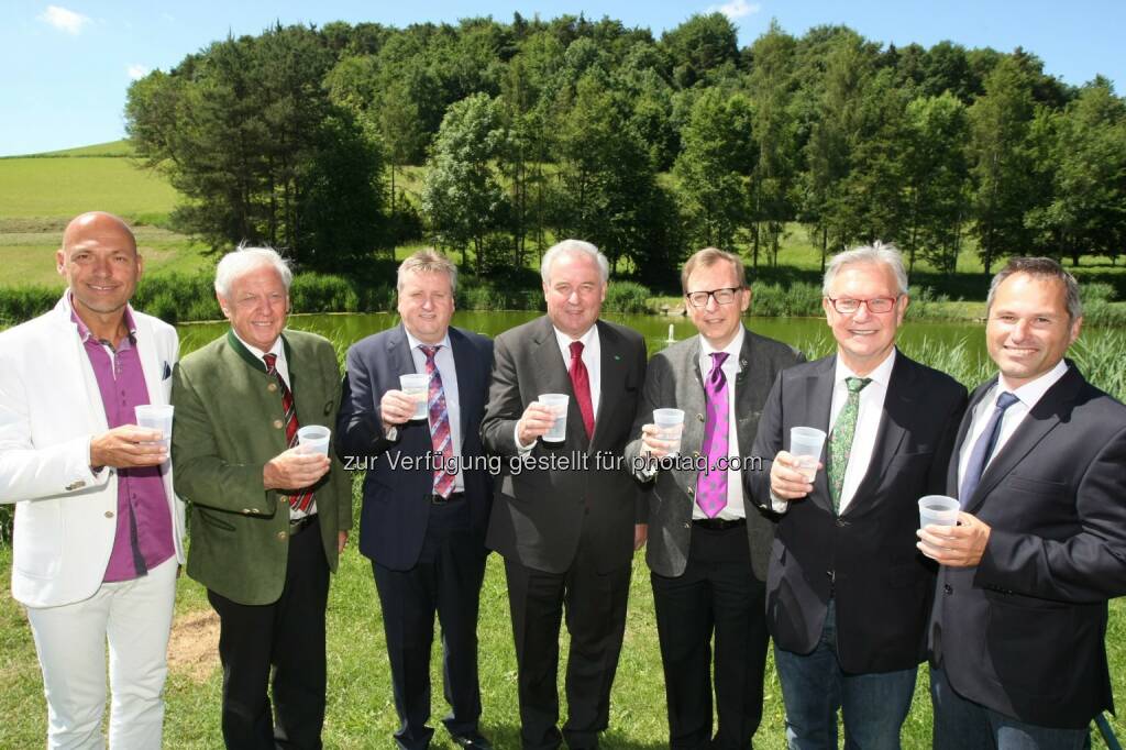 Wolfgang Wieser (GF Therme Loipersdorf), Johann Urschler (Bgm. Großwilfersdorf, Beiratsvorsitzender Therme Loipersdorf), Herbert Spirk (Bgm. Gem. Loipersdorf), Hermann Schützenhöfer (LH), Christian Buchmann (LR), Franz Majcen (Landtagspräs. a.D.), Hannes Wagner (Beirat Therme Loipersdorf, GF Thermenhotel Vier Jahreszeiten) : Therme Loipersdorf feiert 40 Jahre : Fotocredit: Thermalquelle Loipersdorf GmbH & Co KG/APA-Fotoservice/P. Hautzinger, © Aussendung (31.05.2016) 