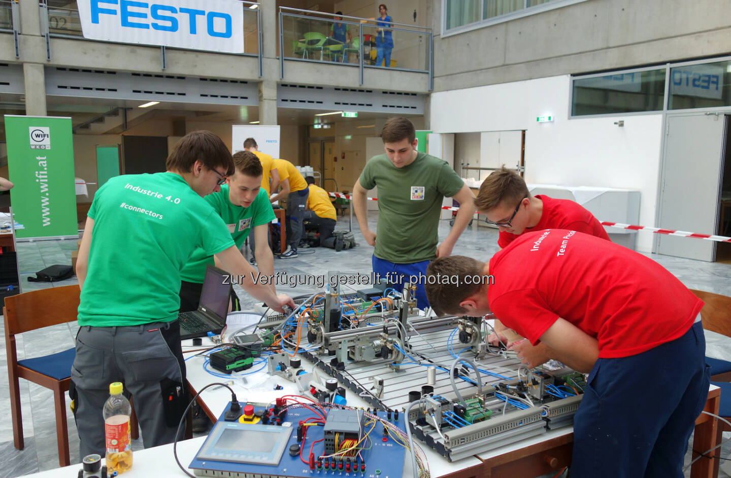 Festo Lehrlingsteamwettbewerb : Lehrlinge aus verschiedenen Unternehmen arbeiten als Team zusammen