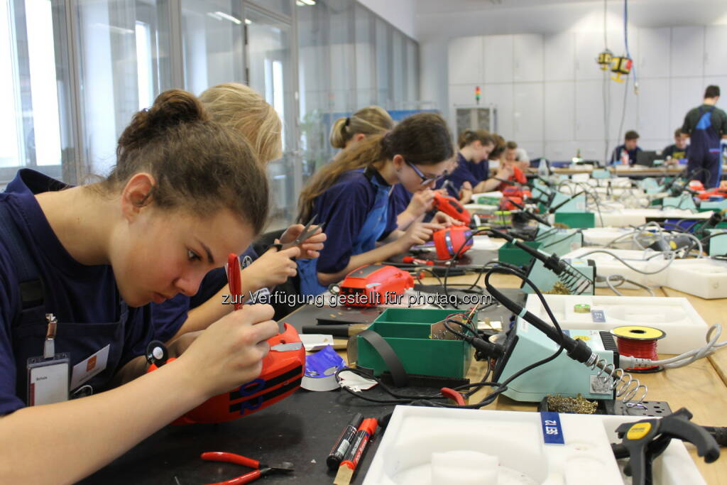 Karosseriegestaltung BMW i3 Soundanlage : BMW Group begeistert Mädchen für technische Berufe : Technik Camp 2016 bei der BMW Group : ©BMW Group, © Aussendung (01.06.2016) 