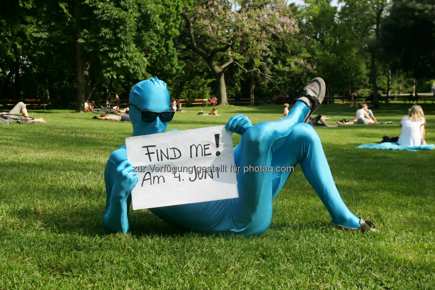 Morphsuit-Träger im Stadtpark : Kampagne zur Eröffnung des ersten Biogena Flagship-Stores in 1010 Wien, Seilergasse 2 am 4. Juni 2016 : Fotocredit: Biogena/APA-Fotoservice/Hautzinger