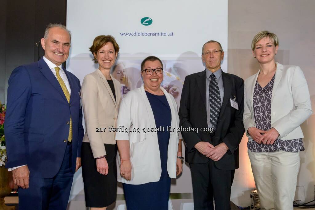 Johann Marihart (Obmann Fachverband Lebensmittelindustrie), Katharina Koßdorff (GF Fachverband Lebensmittelindustrie), Sabine Oberhauser (Gesundheitsministerin), Konrad Paul Liessmann (Keynote-Speaker), Marie-Claire Zimmermann (Moderatorin) : 15. Jahresempfang der Lebensmittelindustrie : Hersteller wollen Wissen über Lebensmittel fördern : Fotocredit: Gregor Nesvadba, © Aussender (01.06.2016) 