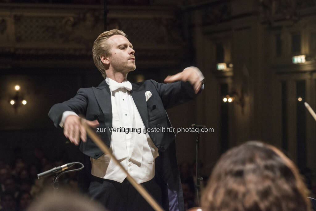 Victor Emanuel von Monteton (Pianist, Dirigent und Unternehmensberater) dirigiert das Orchester Praga Camerata : A.T. Kearney: Benefizkonzert des dirigierenden Beraters für Flüchtlingskinder in Not : Fotocredit: obs/A.T. Kearney/Christoph Schumacher,Switzerland, © Aussender (02.06.2016) 