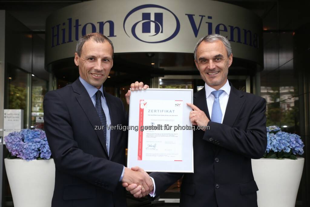 Stefan Wallner (GF TÜV Austria Cert GmbH, Leiter Geschäftsfelds LTC – Life, Training & Certification), Norbert B. Lessing (Country General Manager Hilton Hotels Austria) : Zertifizierte Sicherheit im Hotel Hilton Vienna : Fotocredit: TÜV Austria/Amsüss, © Aussender (02.06.2016)