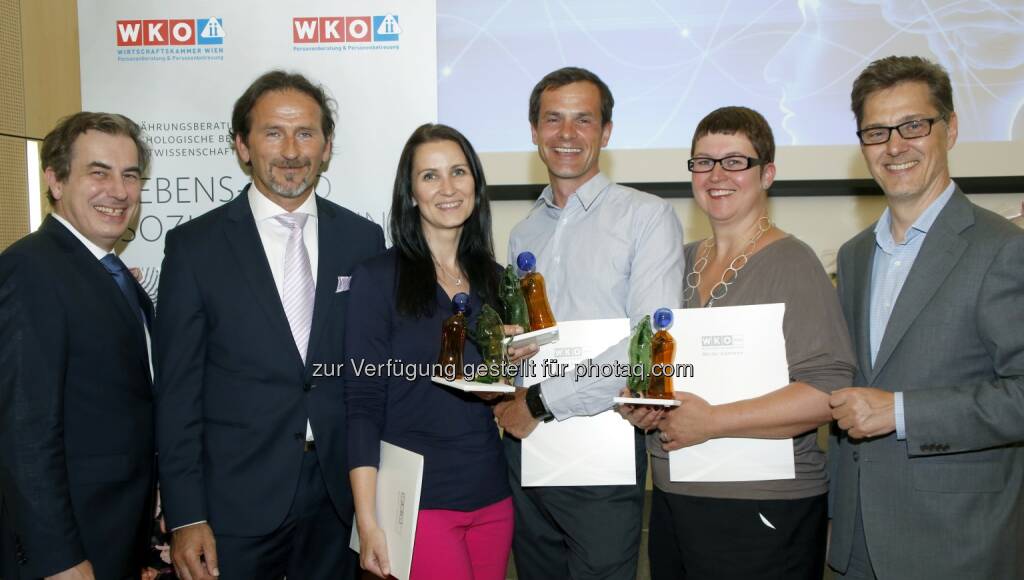 Martin Kofler (Fachgruppen-GF), Harald Haris G. Janisch (Fachgruppenobmann), Anna Reschreiter, Walter Kraus und Ilka Wiegrefe (Preisträger), Gerhard Flenreiss (Jurymitglied) : L.E.O.-Award 2016 verliehen: Ausgezeichnete Wiener Lebens- und Sozialberater : Fotocredit: WKW Weinwurm, © Aussendung (02.06.2016) 