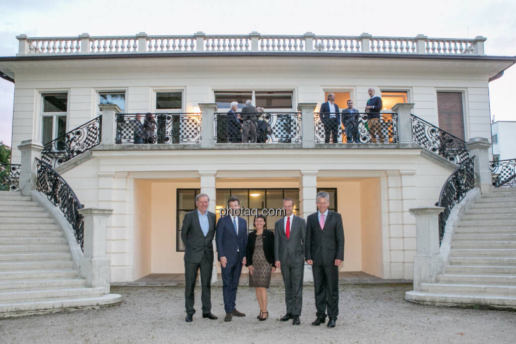 Vor der Klimt-Villa: Wilhelm Rasinger (IVA), Marc Düngler (DSW), Andrea Wentscher (IR BASF), Holger Lüth (IR Buwog),  Tjark Schütte (IR Deutsche Post DHL), © photaq.com / Martina Draper (3), dazu Handybilder  (02.06.2016) 